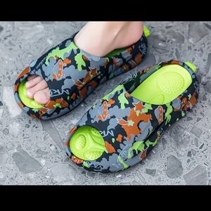 NWOT Men Slippers